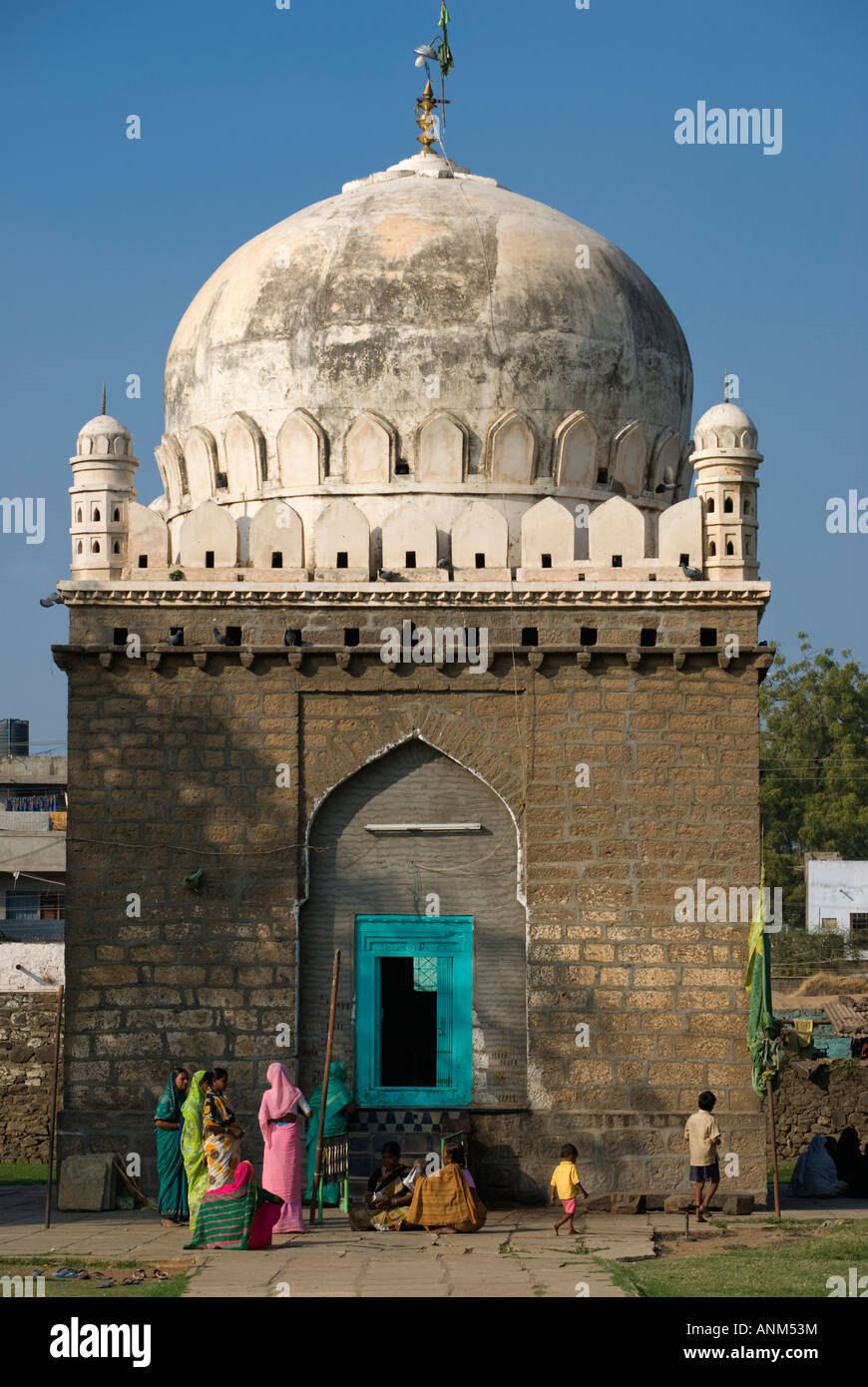 Padiglione presso Jod Gumbaz Bijapur Karnataka India Foto Stock