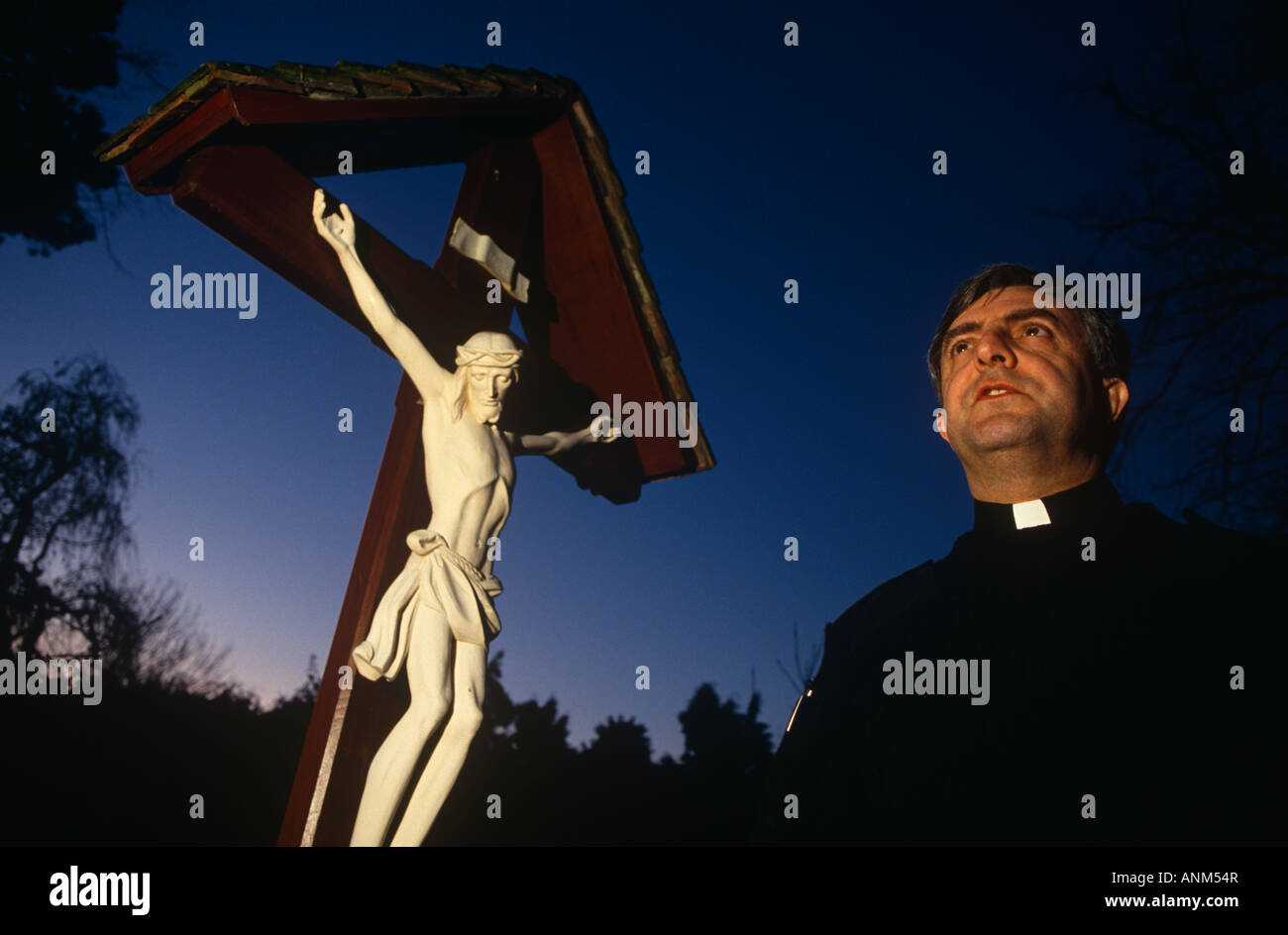 Padre anglicano Peter Geldard vicino crocifisso durante la controversa opposizione alla chiesa di Inghilterra s ordinazione delle donne Foto Stock