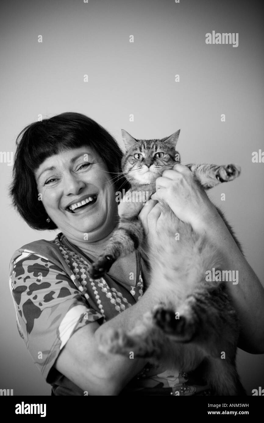 Sorridenti ritratto di donna con il suo gatto di casa Foto Stock
