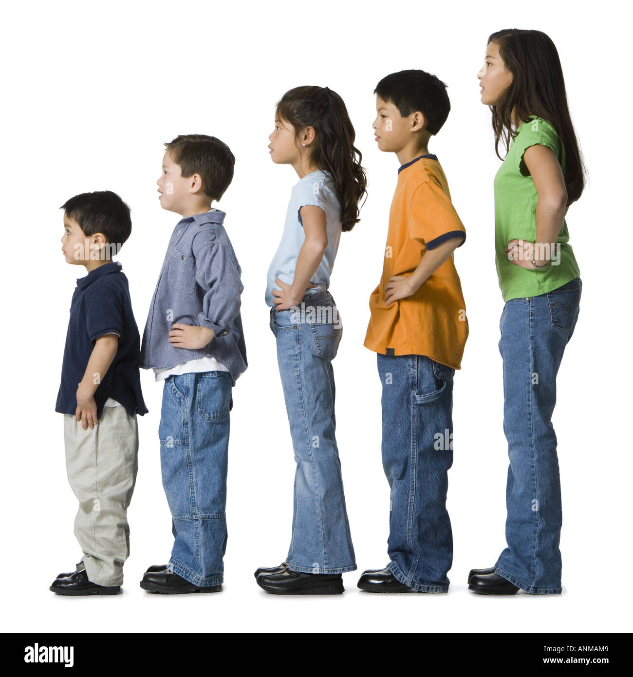 Profilo di bambini nel profilo con le mani sui fianchi Foto Stock