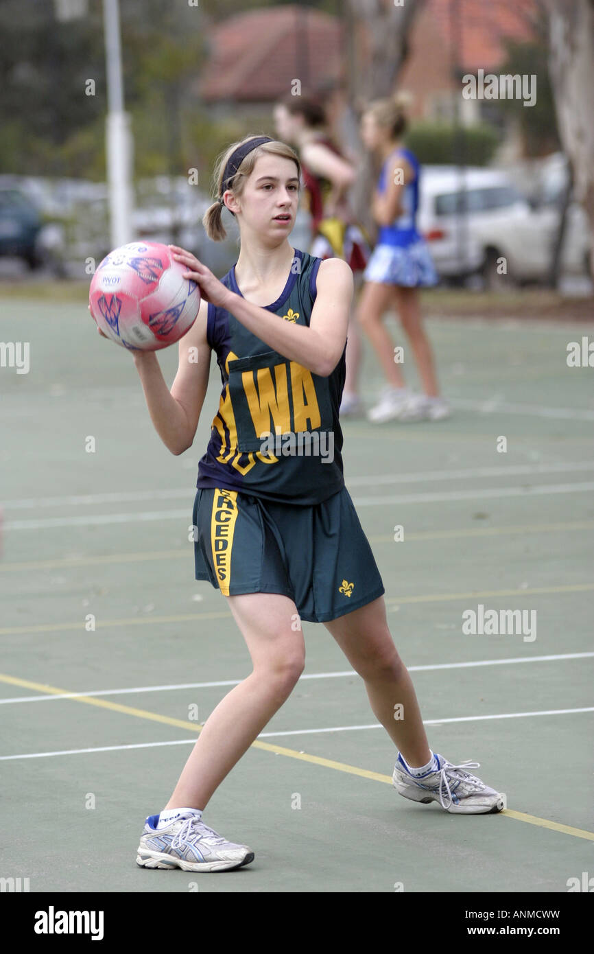 Giovani femmine netball giocatore lancia la palla in Sud Australia Foto Stock