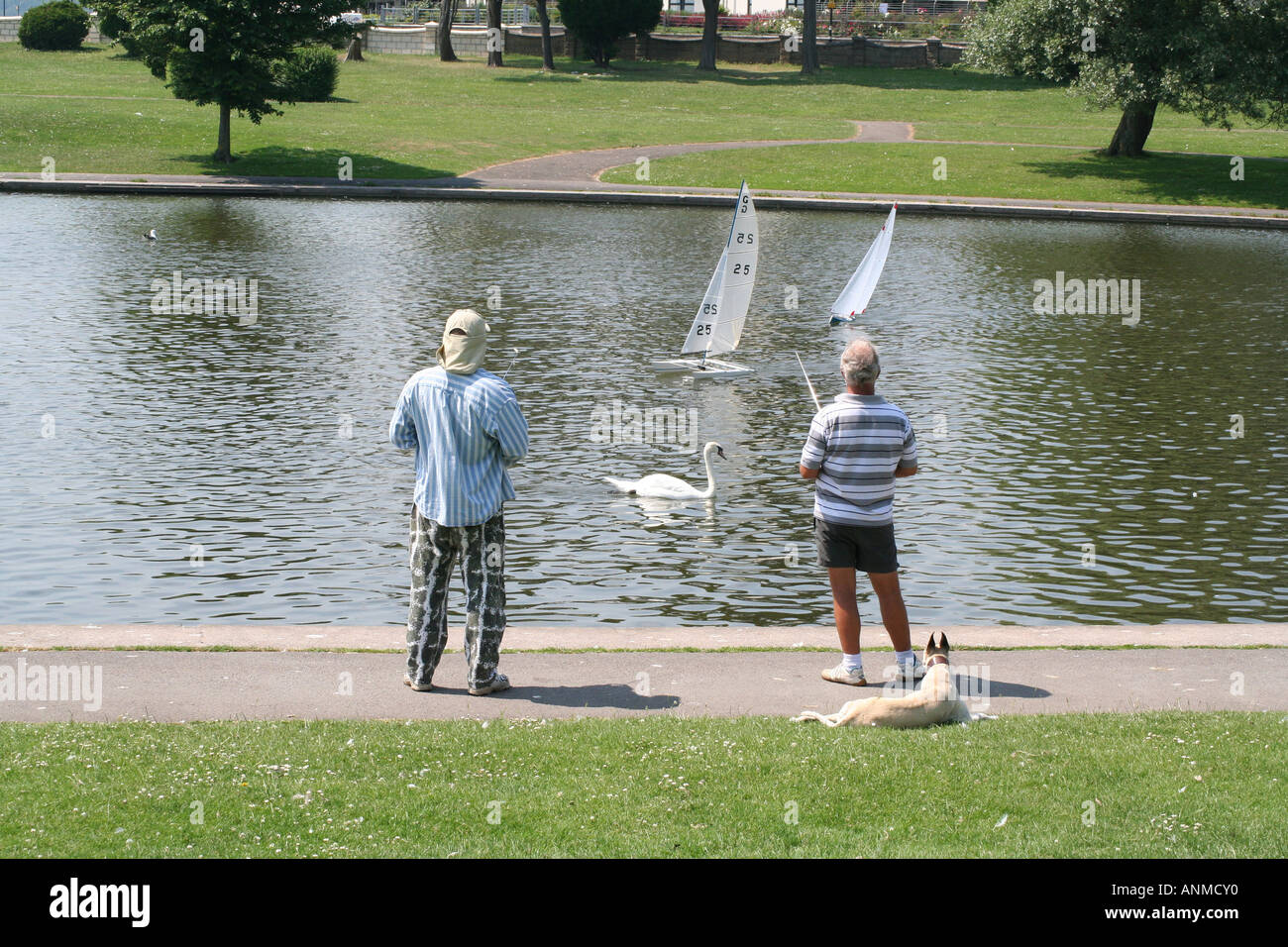 Gli uomini di vela Barche modello freddo Knap Barry Vale of Glamorgan Galles del Sud Foto Stock