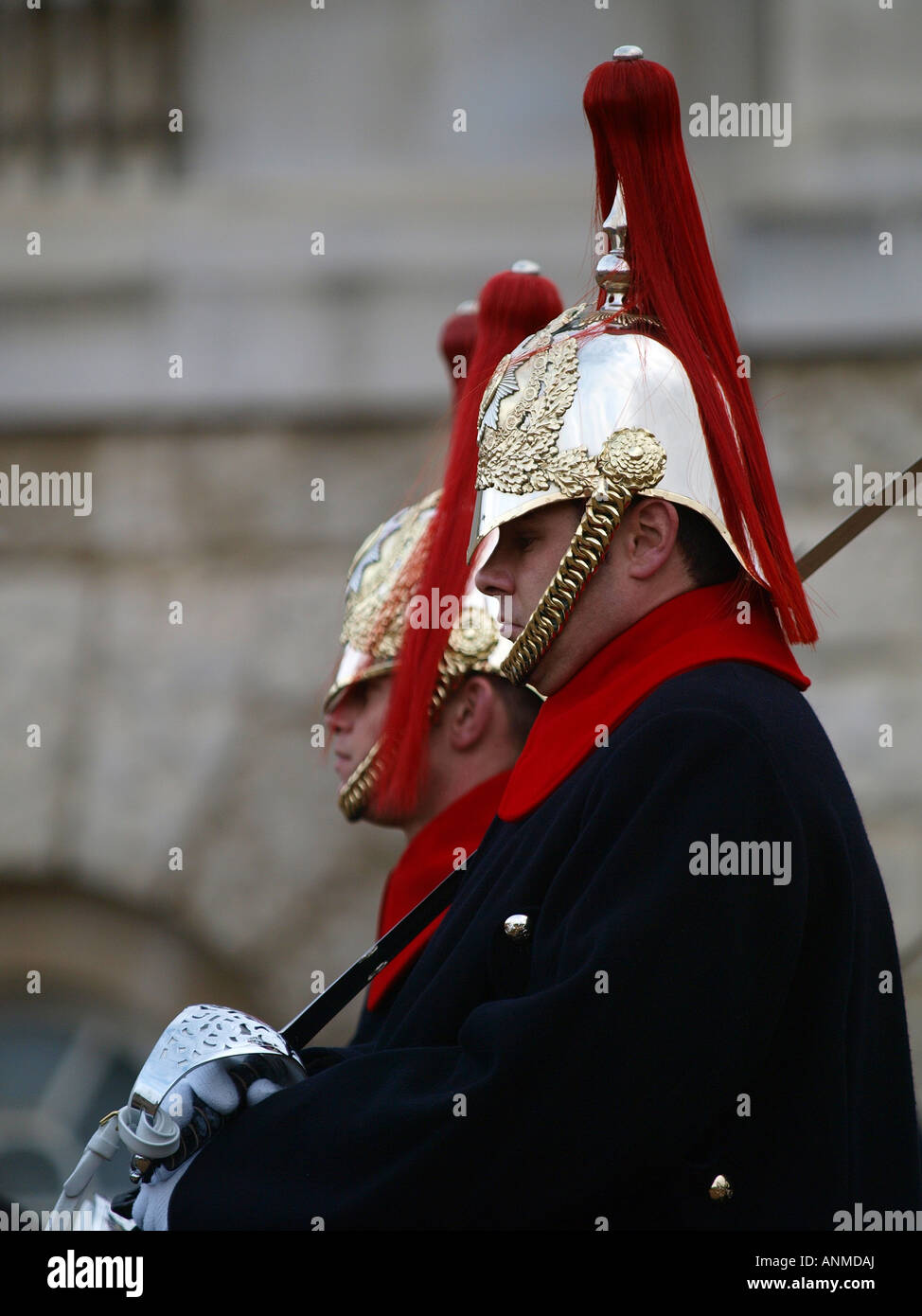 Close-up di due Gaurds, il cambio della guardia, la Sfilata delle Guardie a Cavallo Whitehall di Londra. Solo uso editoriale. Foto Stock