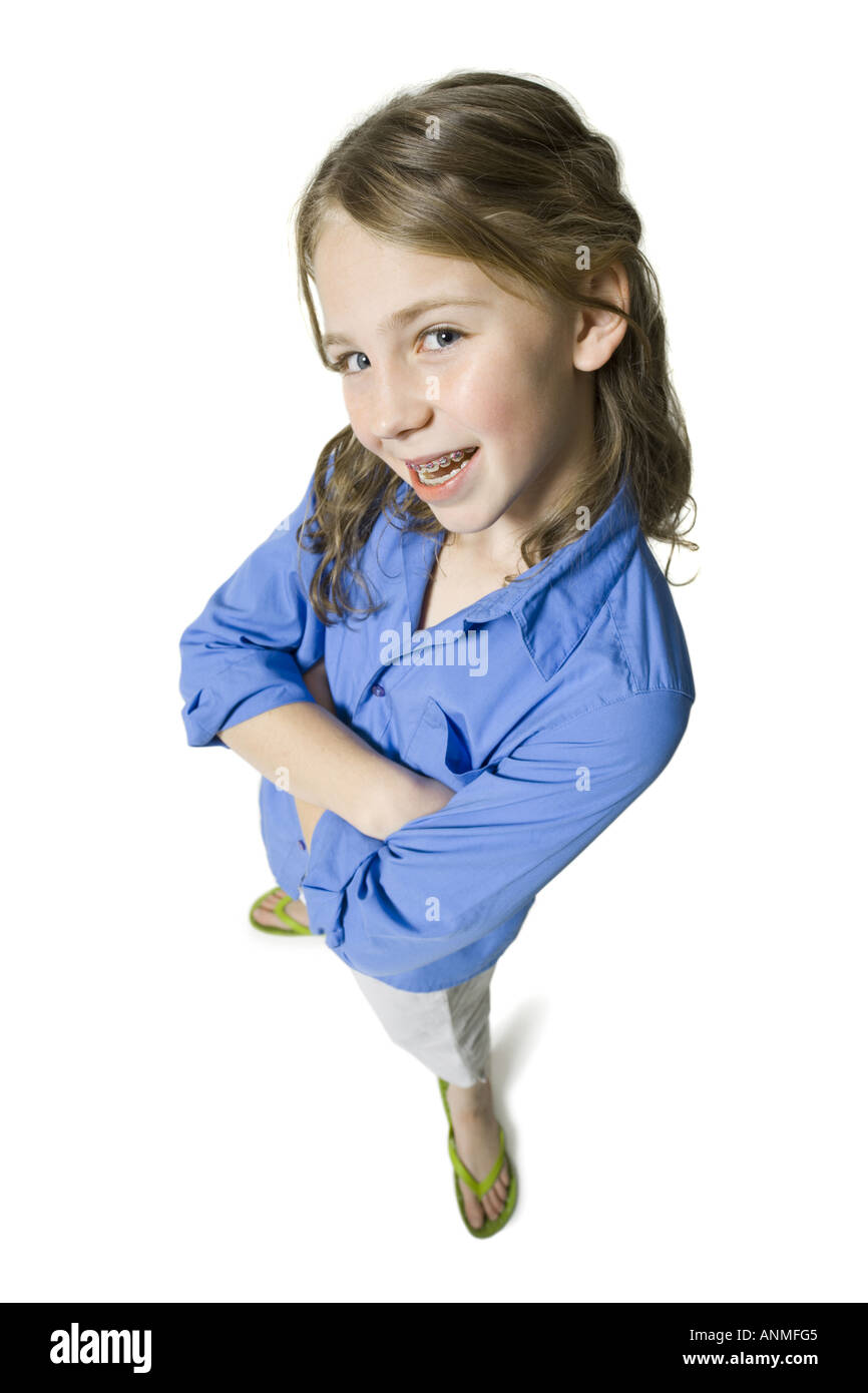 Ritratto di una ragazza in piedi con le braccia piegate Foto Stock