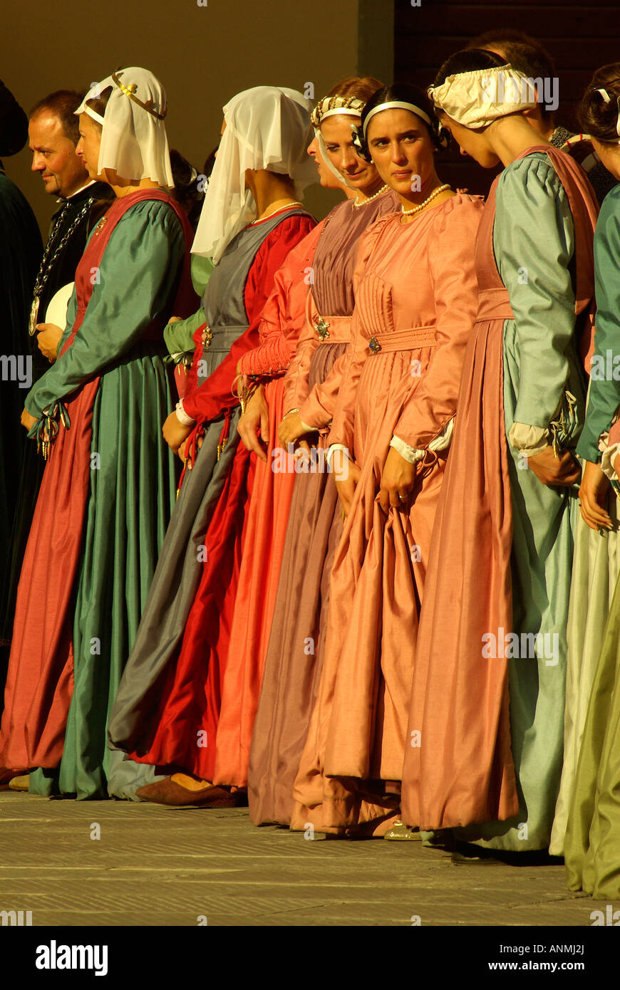 Processione storica delle donne italiane di vestiti con i costumi di Piero della Francesca a Sansepolcro Toscana Balestra Foto Stock