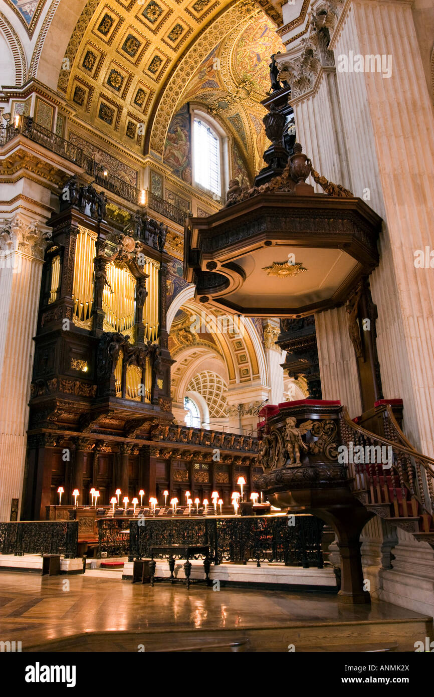 Regno Unito Londra Saint Pauls Cathedral pulpito e organo decorato da Grinling Gibbons sculture in legno Foto Stock