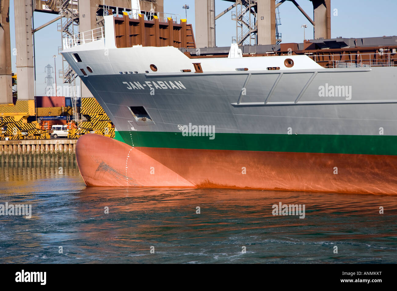Prua a bulbo sul contenitore Jan-Fabian nave in Southampton Docks Foto Stock