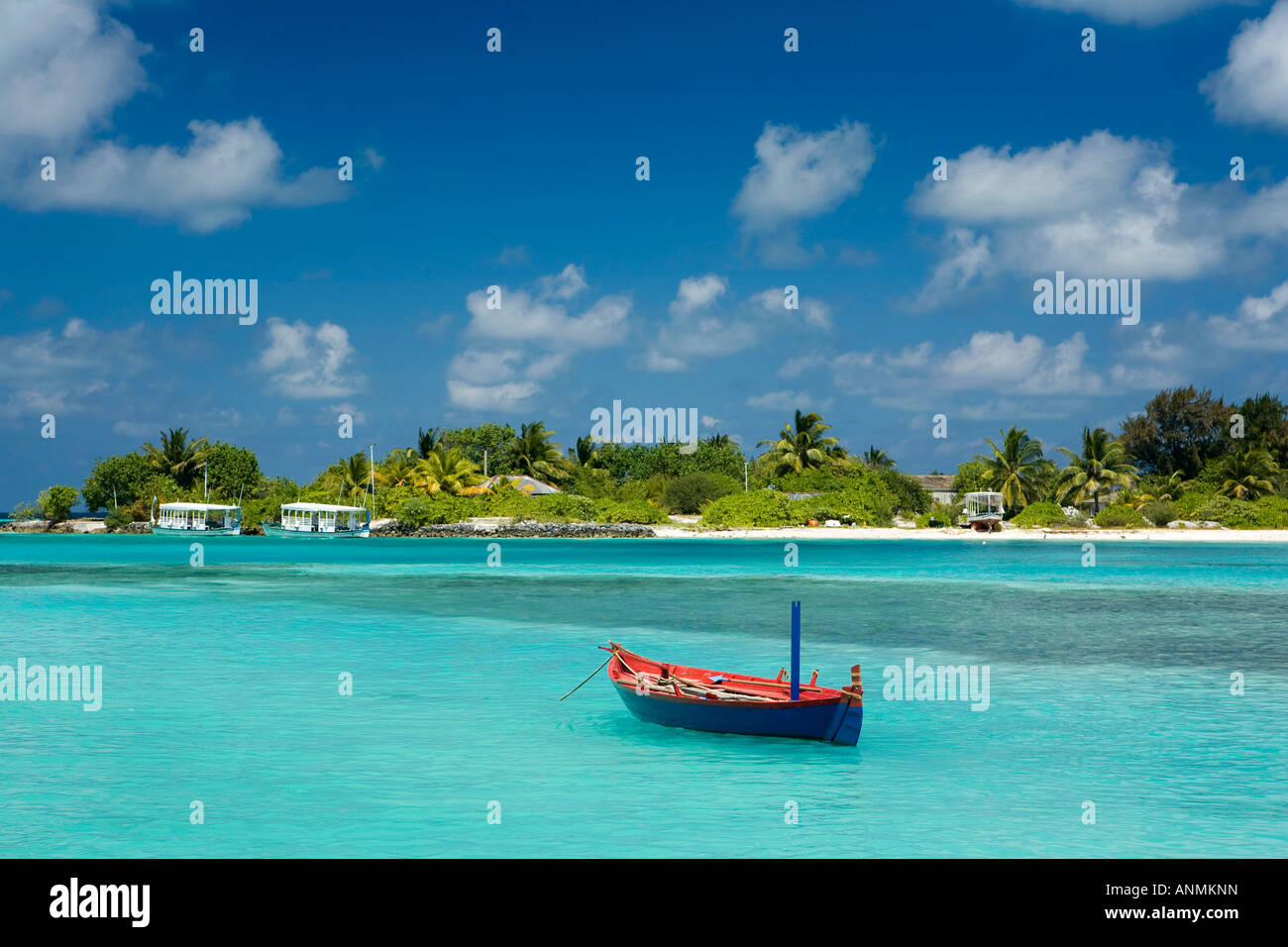 Maldive South Male Atoll Olhuveli Resort di rosso e di blu le barche a remi ormeggiate nel riparo tra le isole Foto Stock