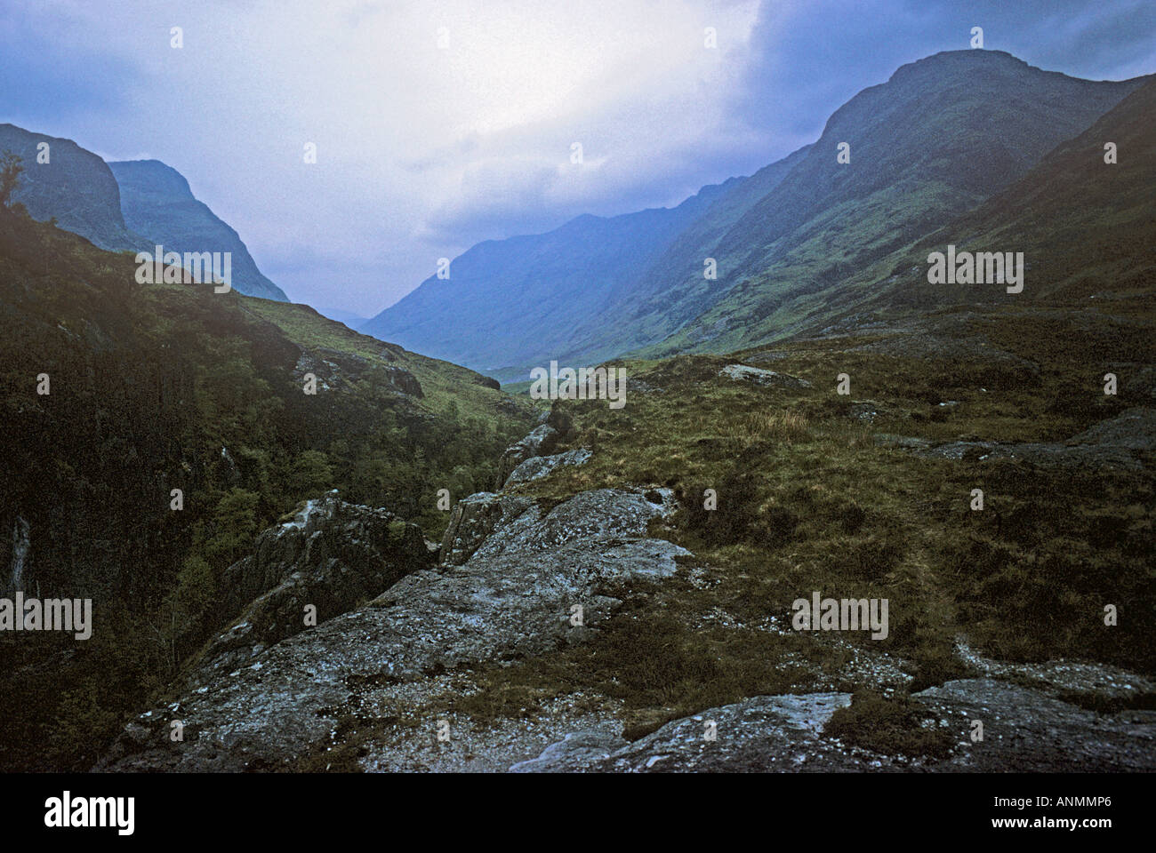 Il Pass a Glencoe shrowded in scena di nebbia del XVII secolo il massacro del MacDonalds nelle Highlands scozzesi Foto Stock