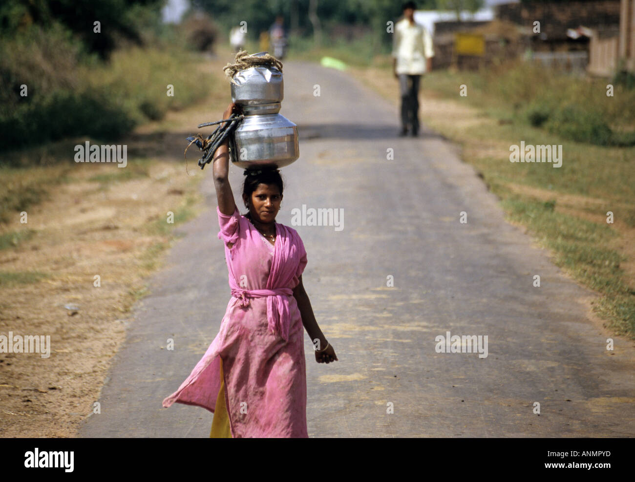 Donna indiana che trasportano l'acqua Foto Stock
