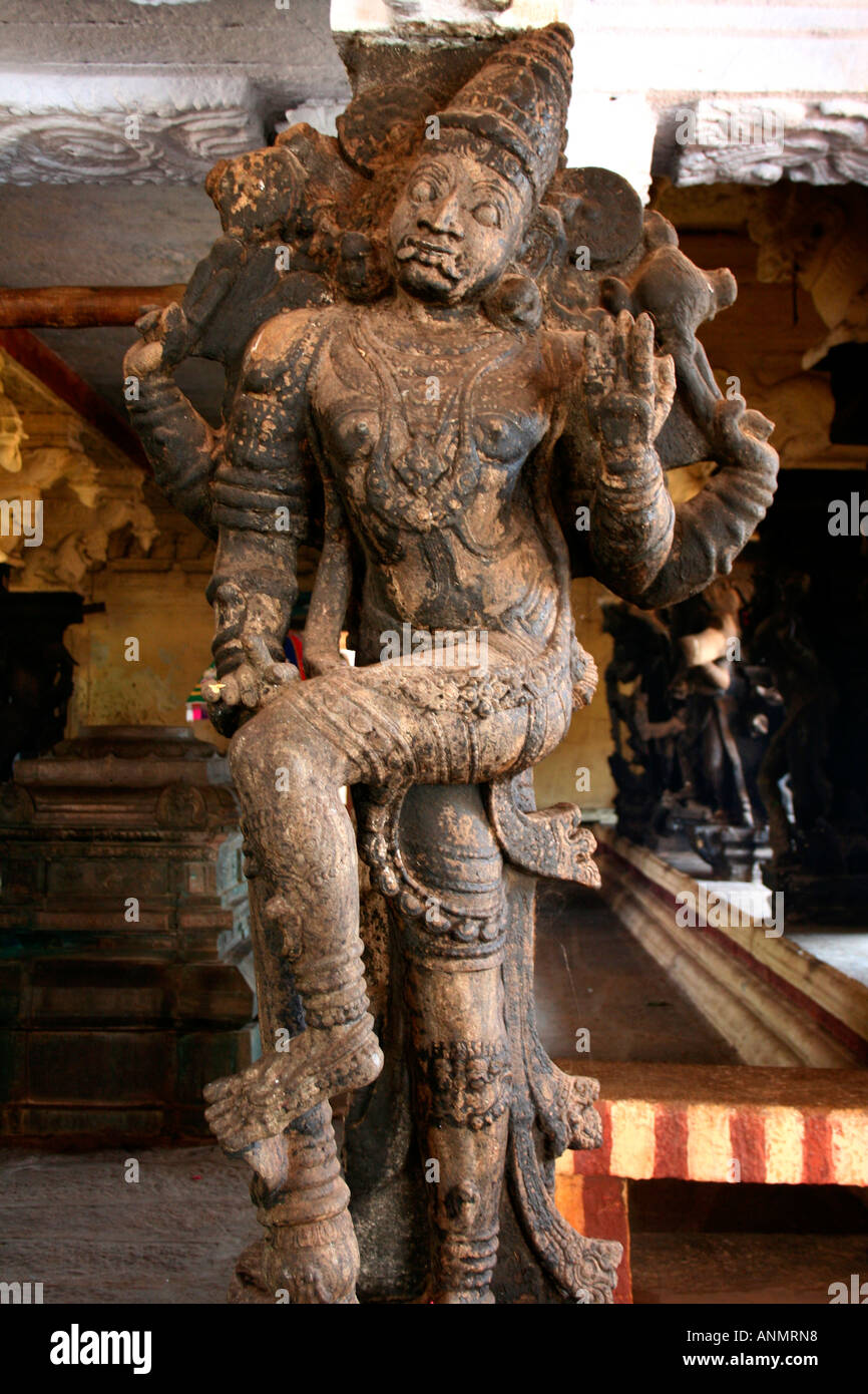 Una scultura in pietra raffigurante un infuriato dea femmina con una gamba sollevata in un tempio in Tamil Nadu Foto Stock