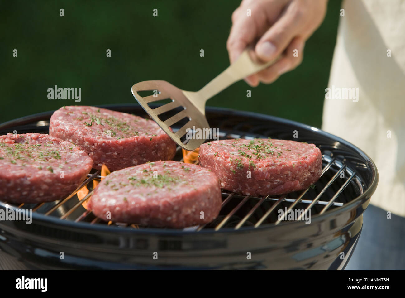 Close up gli hamburger sul grill barbecue Foto Stock