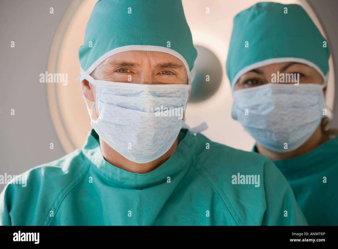 I medici che indossano maschere chirurgiche Foto Stock