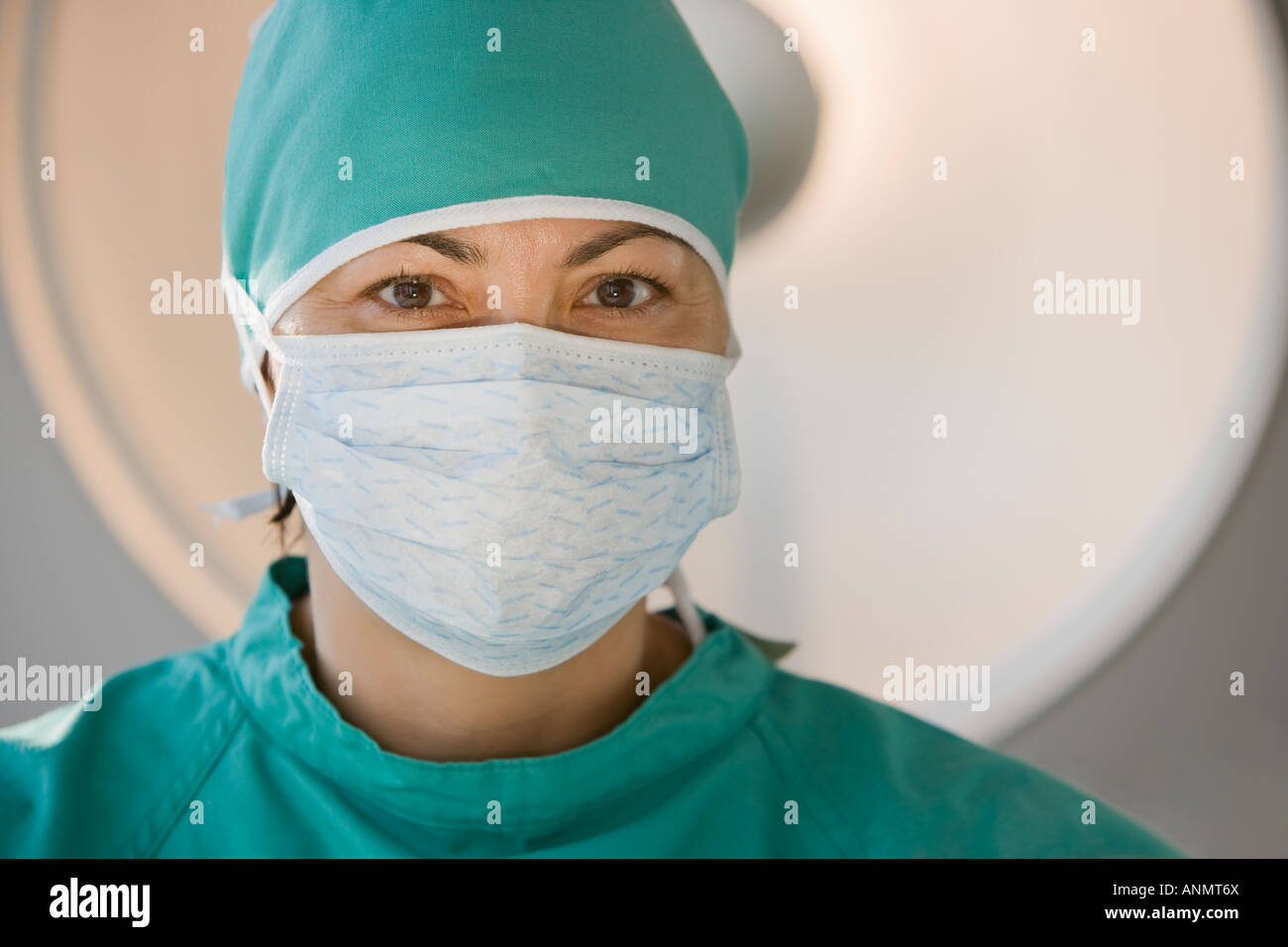 Medico donna che indossa la maschera chirurgica Foto Stock