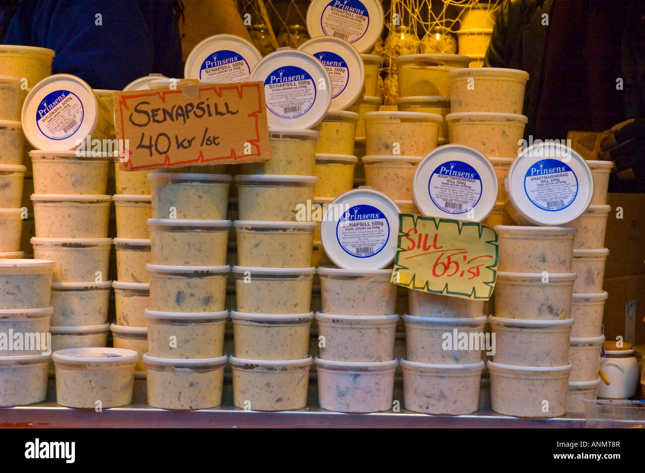 Aringhe in salsa di senape in un mercato di Gamla Stan Old Town Stoccolma Svezia UE Foto Stock