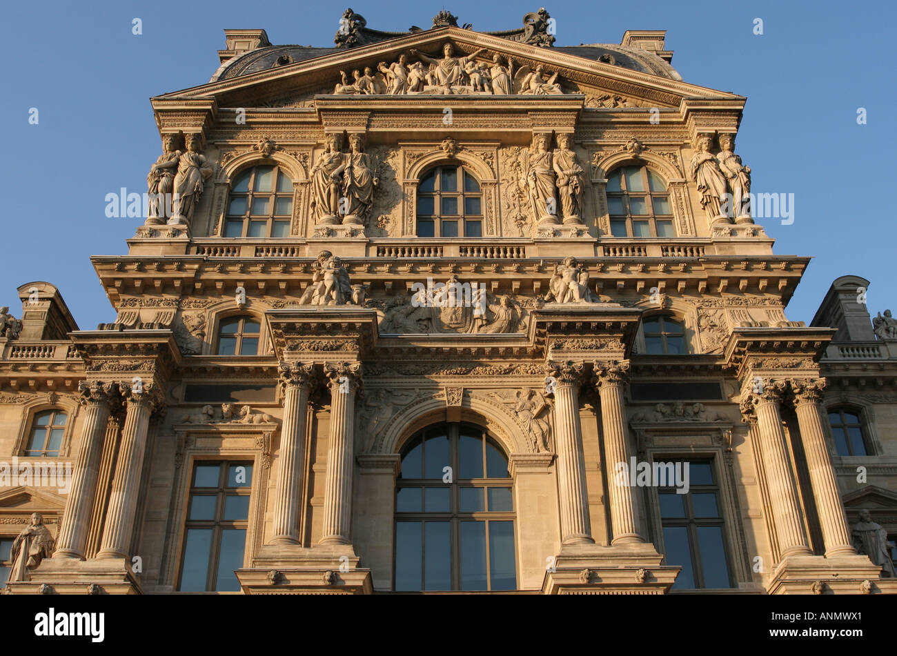 Il museo del Louvre di Parigi, facciata. Foto Stock