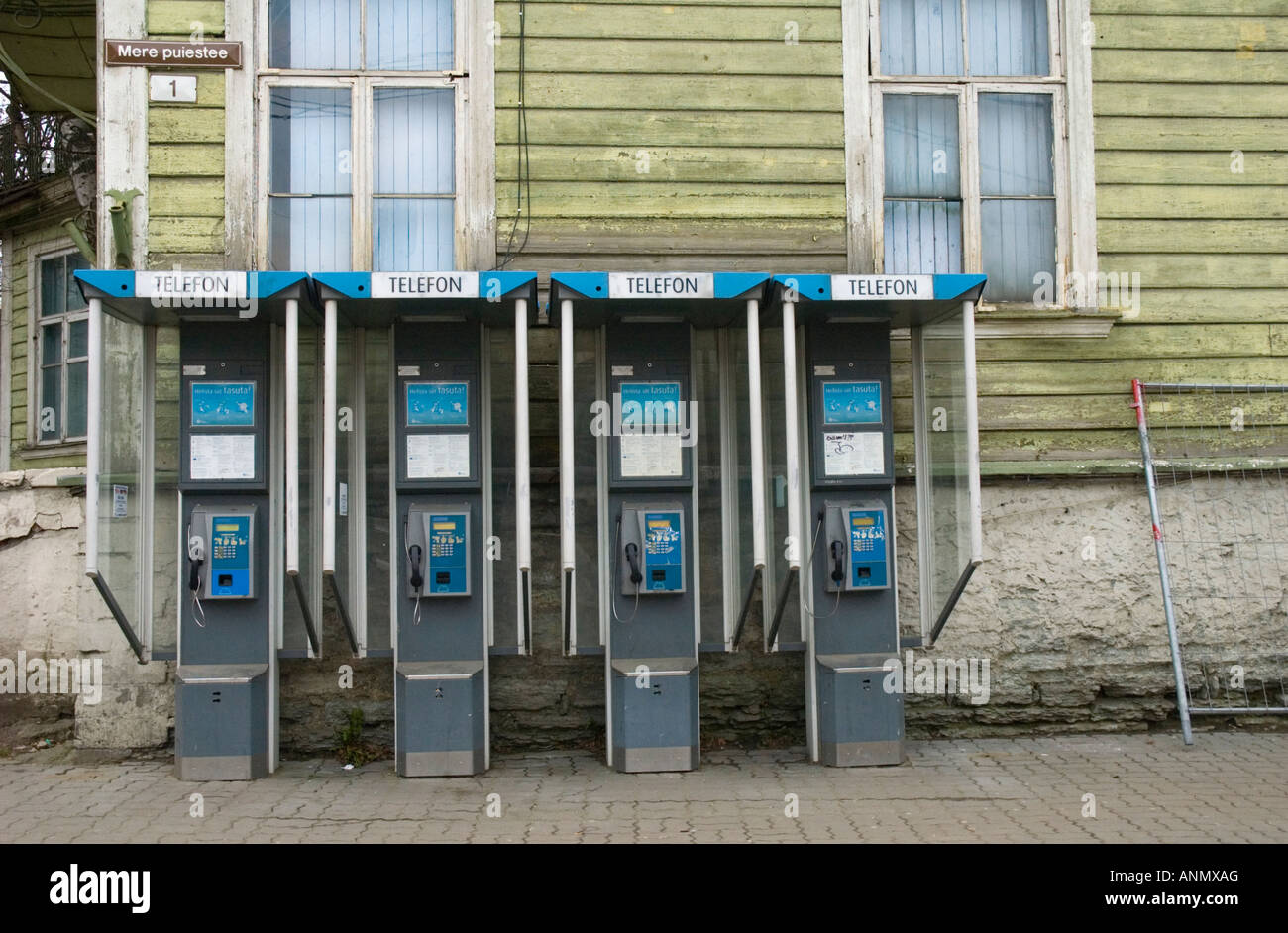 I telefoni pubblici nel centro di Tallinn Estonia Foto Stock