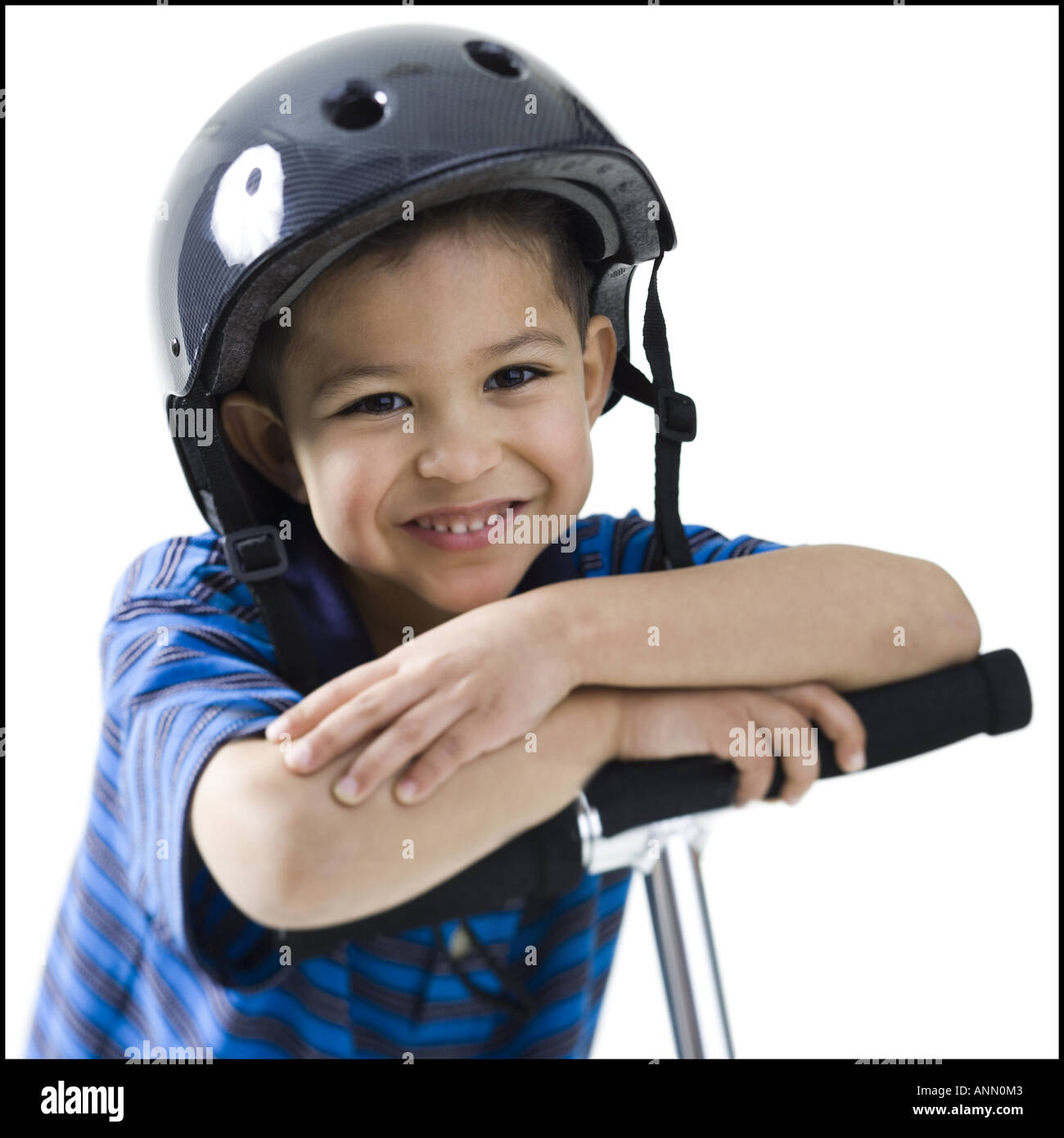 Ritratto di un ragazzo su un push scooter Foto Stock