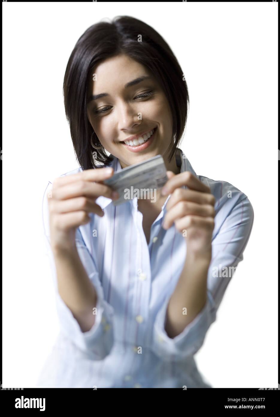 In prossimità di una giovane donna che guarda la carta di credito Foto Stock