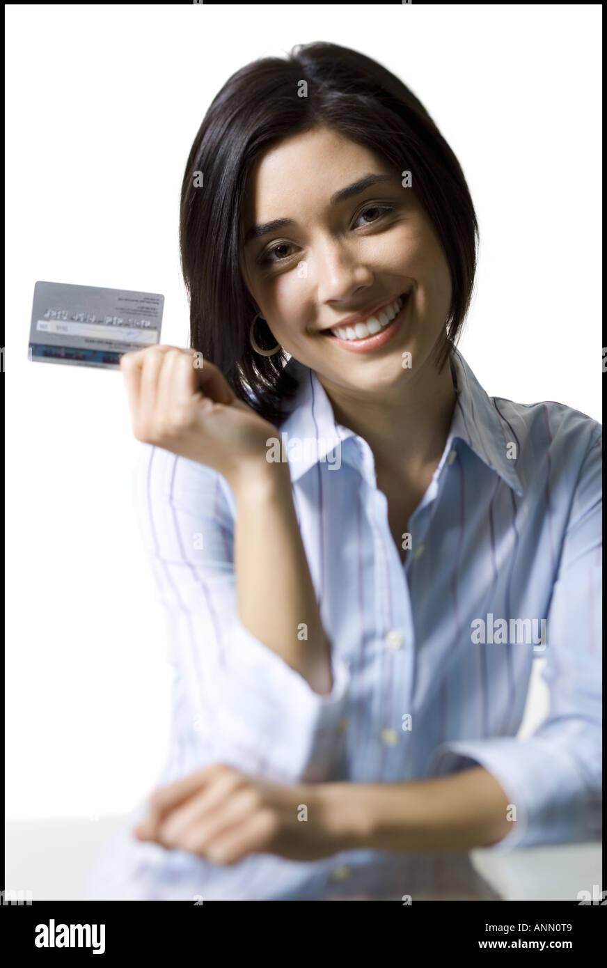 Ritratto di una giovane donna in possesso di una carta di credito Foto Stock
