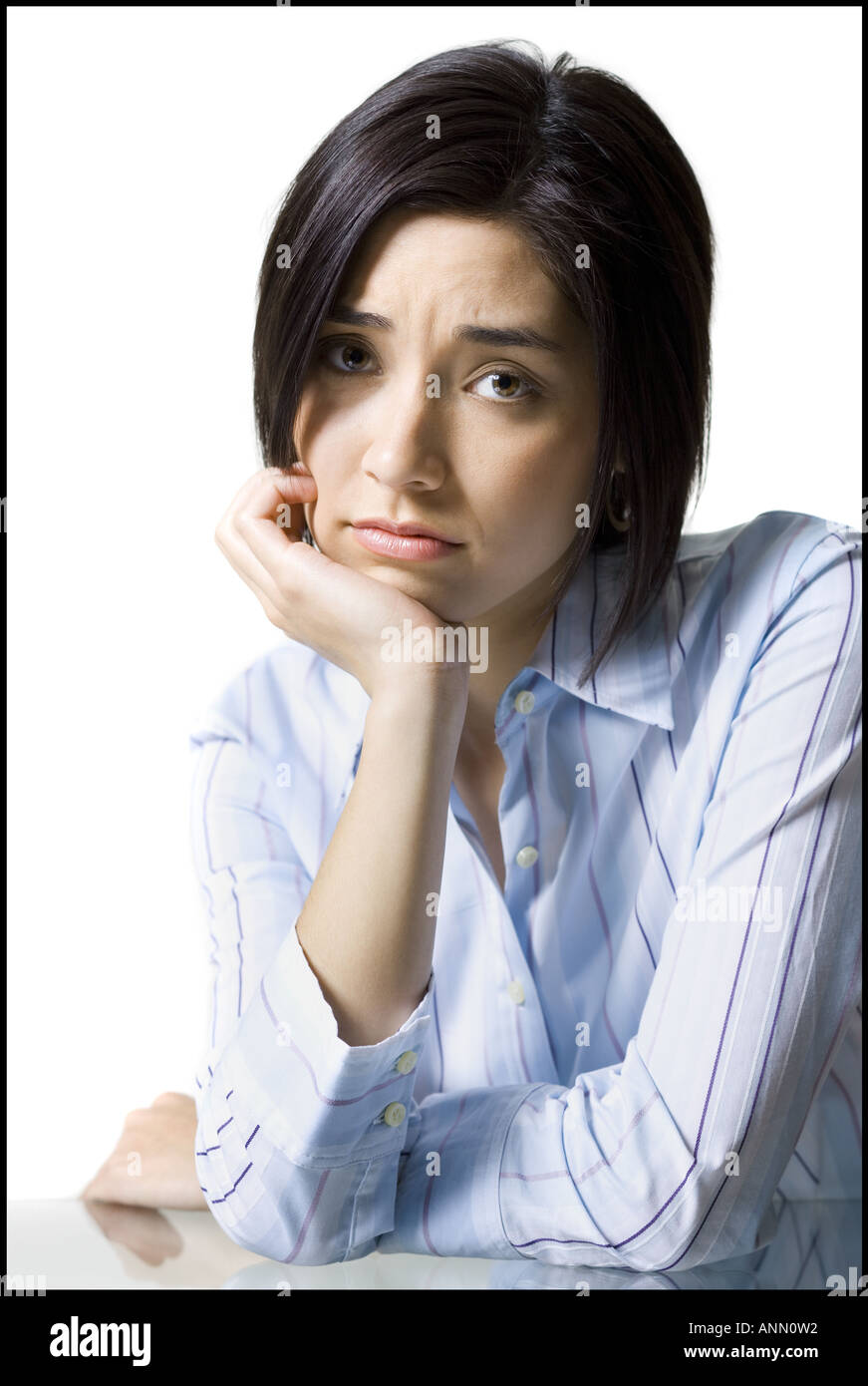 Ritratto di una giovane donna che guarda premuto Foto Stock