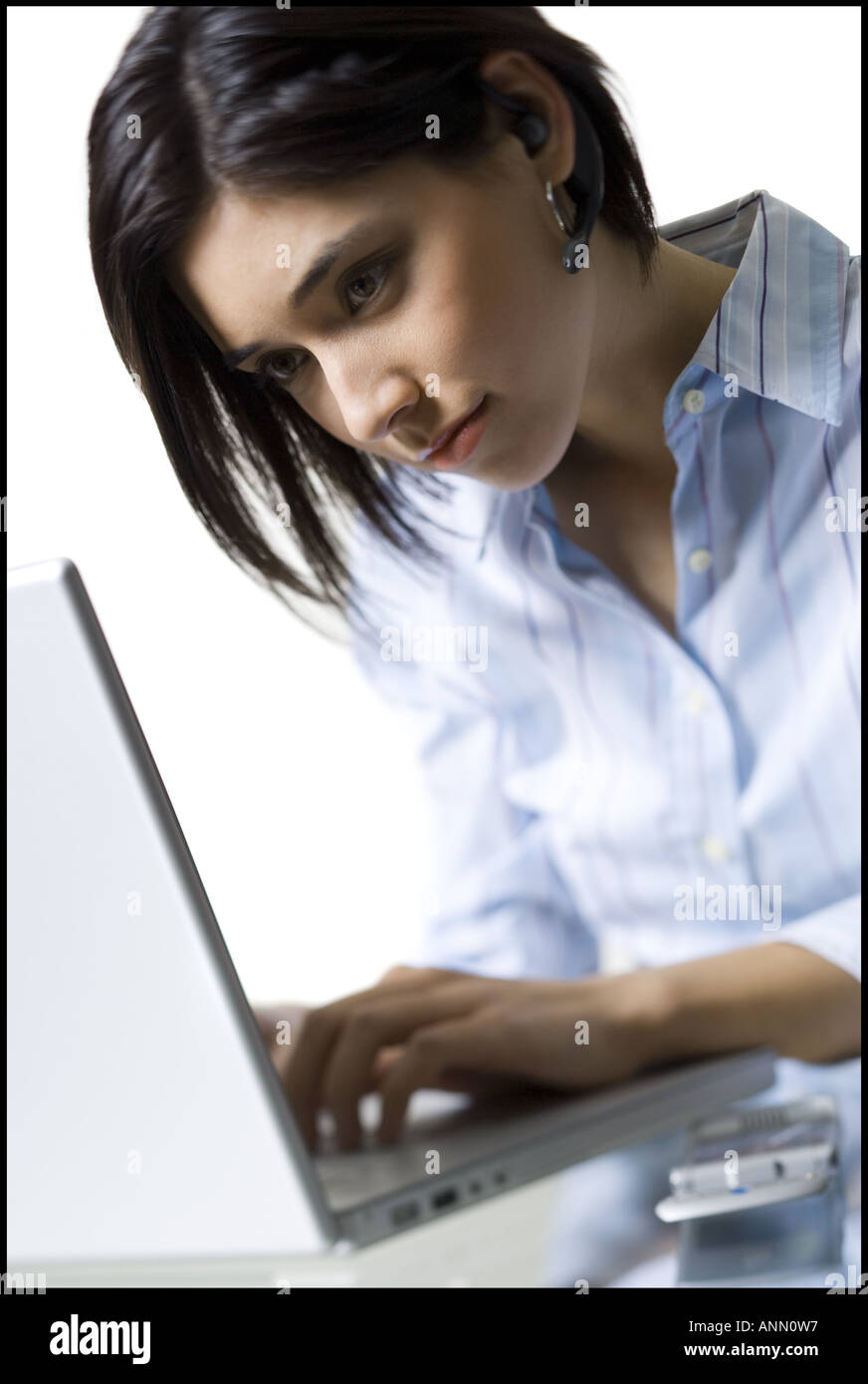 In prossimità di una giovane donna che lavora su un notebook Foto Stock