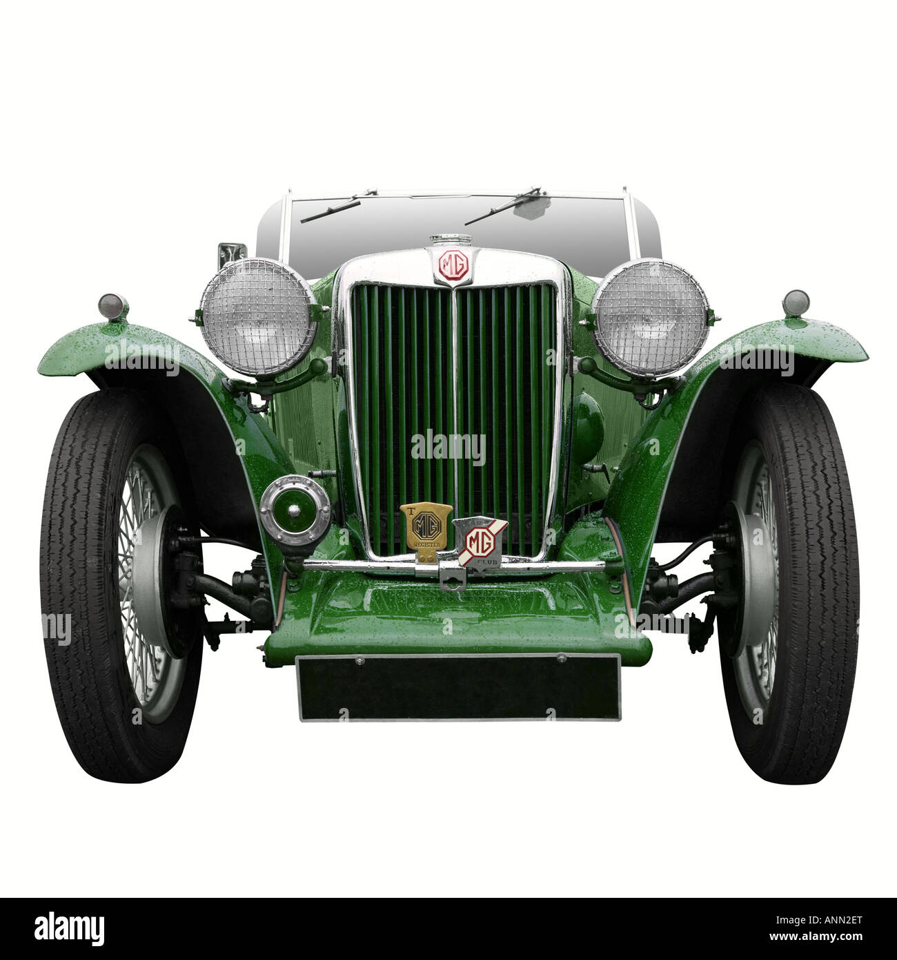 Un Vintage MG auto sportiva in British Racing Green isolato su bianco Foto Stock