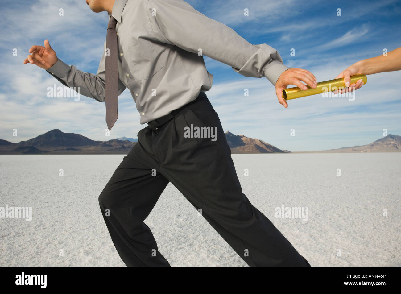 Imprenditore tenendo testimone nella staffetta, saline, Utah, Stati Uniti Foto Stock