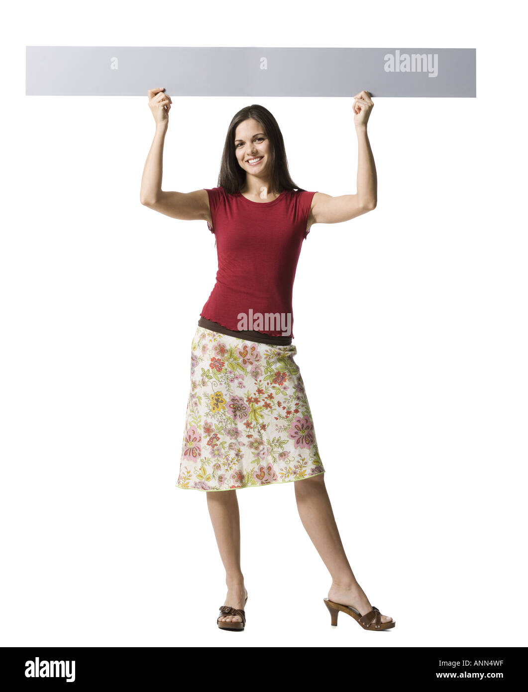 Ritratto di una donna tenendo in mano un cartello bianco Foto Stock