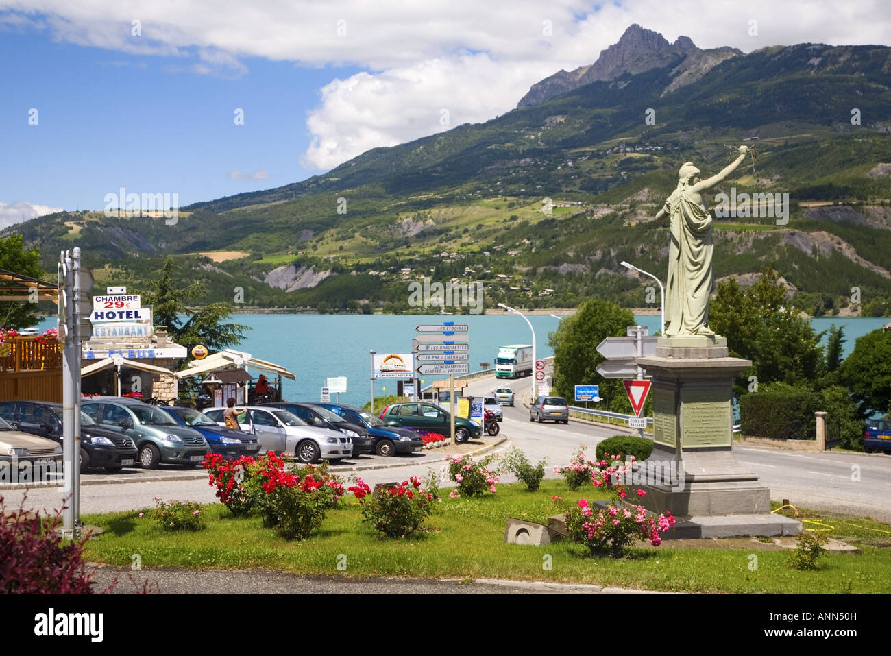 Entrane di Savines Le Lac con statua, Hautes Alpes, Provenza, Francia Foto Stock