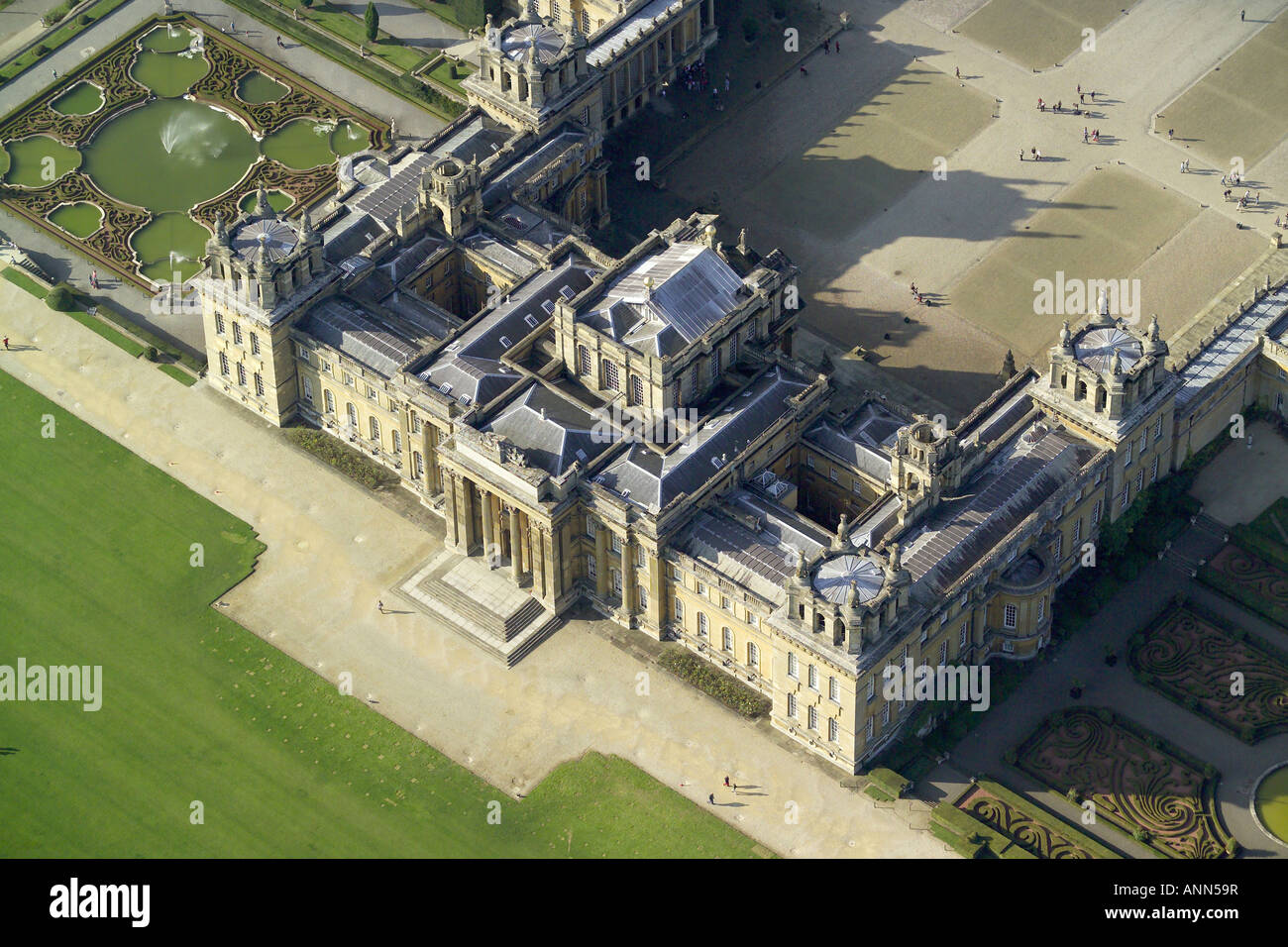 Vista aerea di Blenheim Palace con i giardini formali vicino a Woodstock in Oxfordshire, una volta casa di Winston Churchill Foto Stock