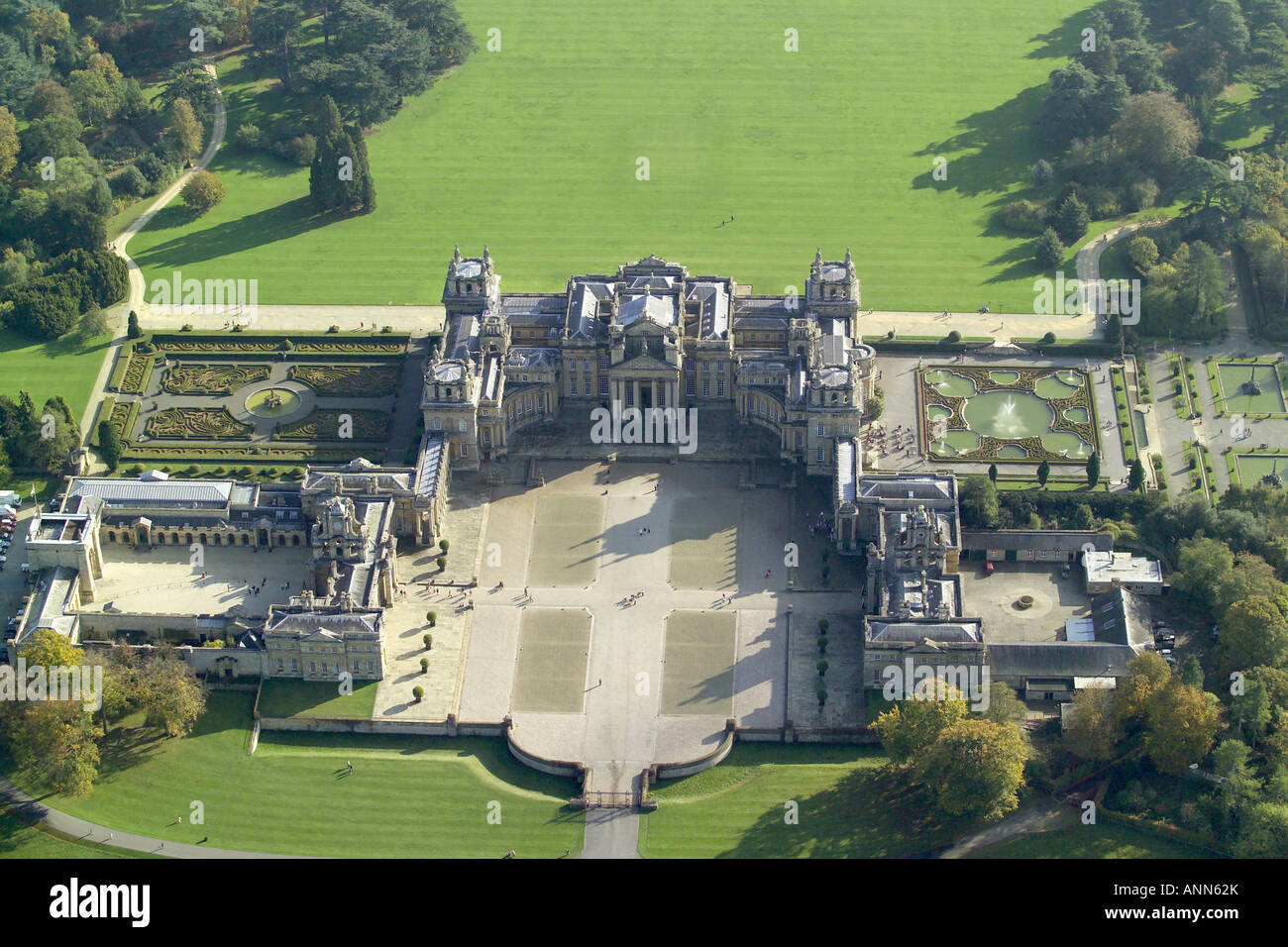 Vista aerea di Blenheim Palace con i giardini formali vicino a Woodstock in Oxfordshire, una volta casa di Winston Churchill Foto Stock