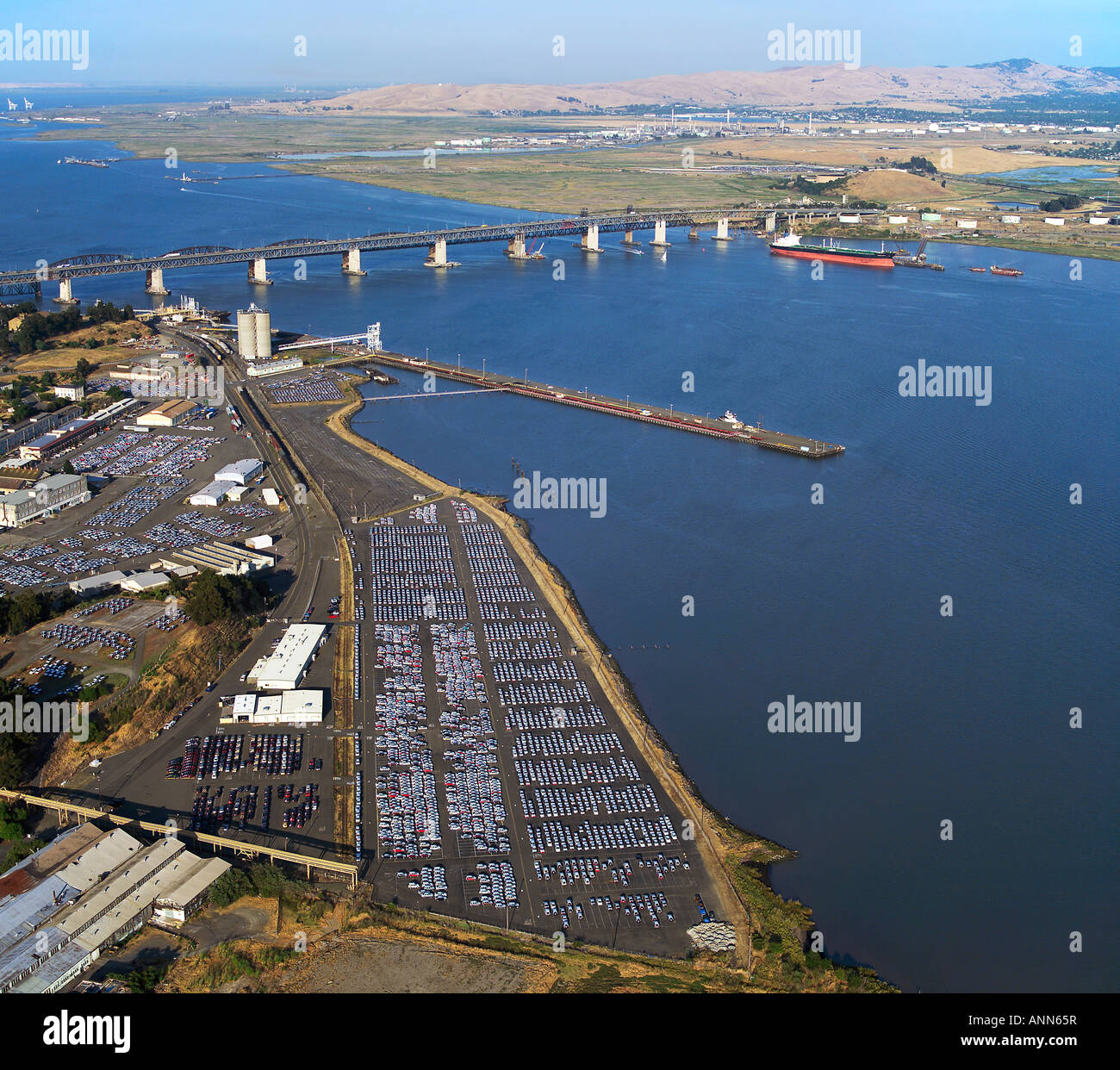 Vista aerea sopra le automobili importate Porto di Benicia la Baia di San Francisco in California Foto Stock