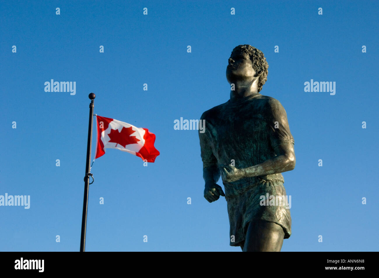 Terry Fox memorial statua e bandiera canadese Thunder Bay Ontario Foto Stock