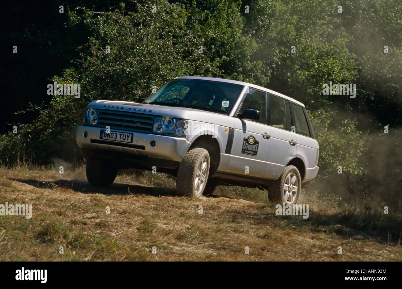 Argento nuovo Range Rover terza generazione dimostrante il fuoristrada al Dunsfold Collezione di Landrovers Open Day 2003. Foto Stock