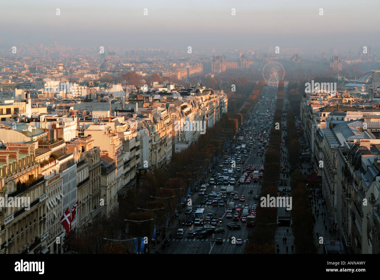 Guardando verso il basso la Avenue des Champs-elysees dall'Arc de Triomphe in inverno Parigi Francia Foto Stock