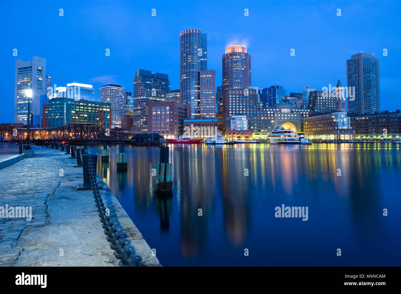 Stati Uniti Boston Massachusetts Boston skyline finanziario vista dal porto interno Foto Stock