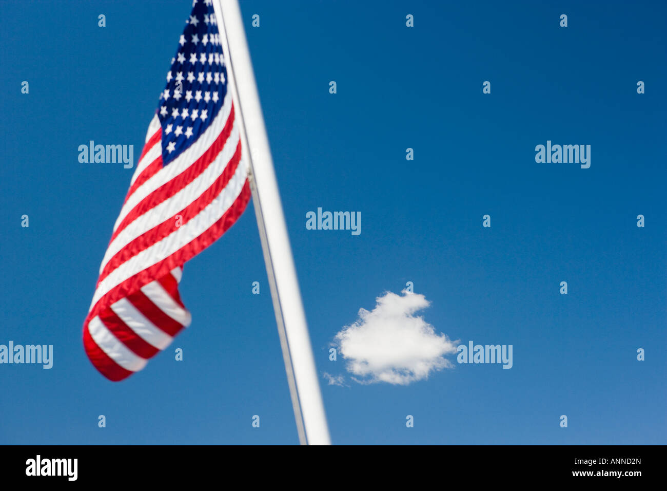 Stelle e Strisce della bandiera statunitense contro il cielo blu Foto Stock