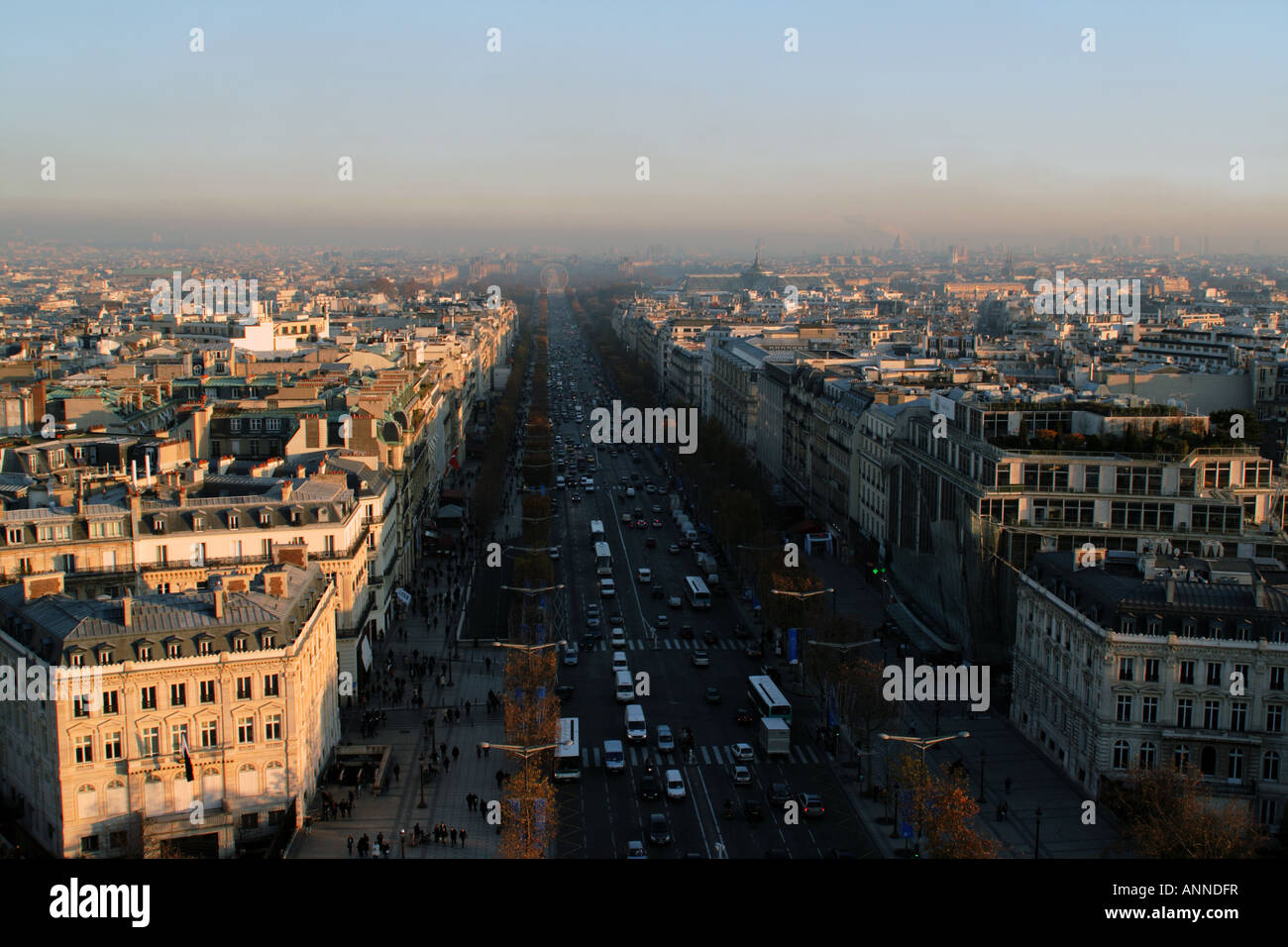 Guardando verso il basso la Avenue des Champs Elysees dall'Arc de Triomphe in inverno Parigi Francia Foto Stock