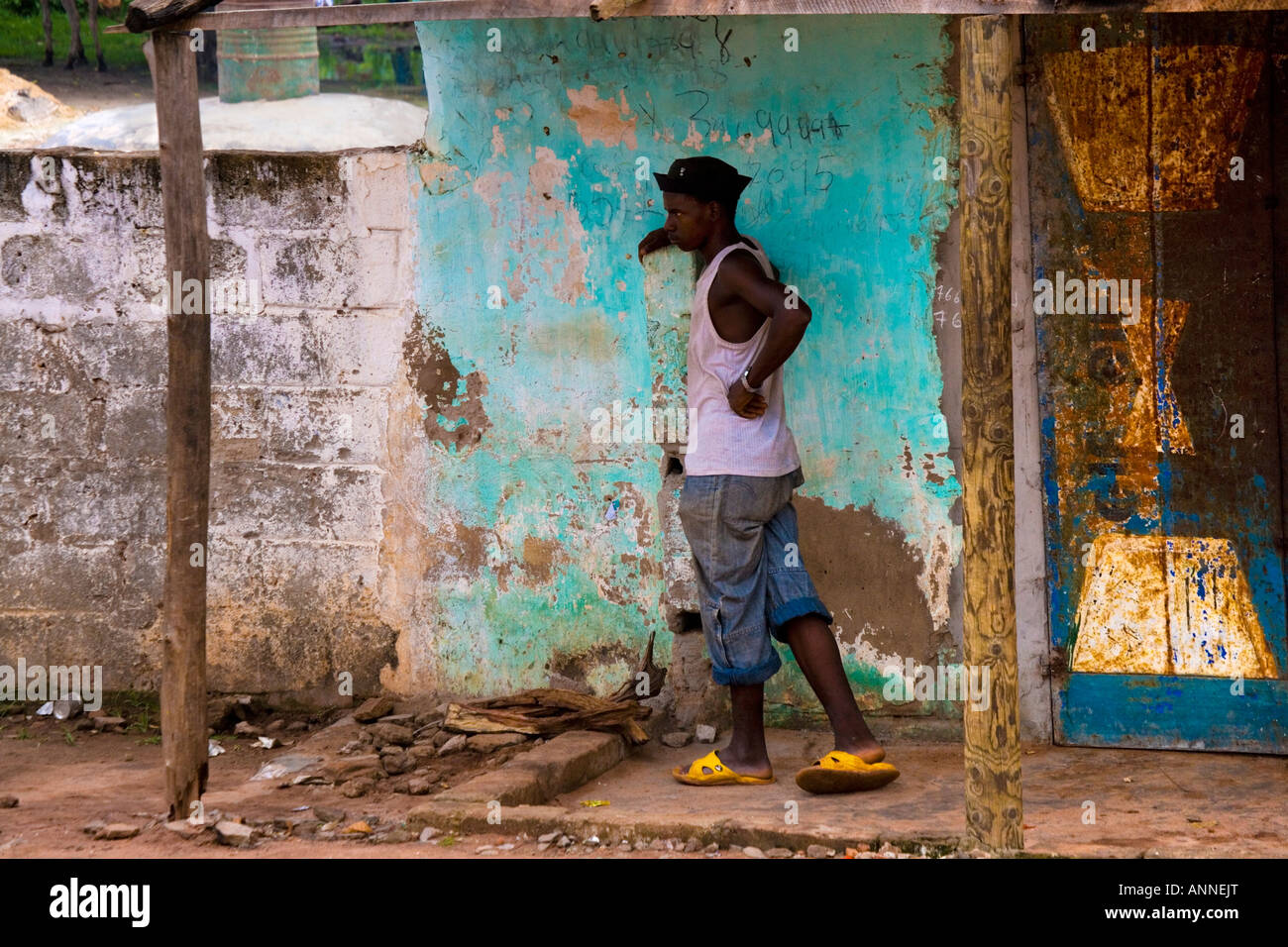 Candide foto di uomo gambiana appoggiato contro una parete. Foto Stock
