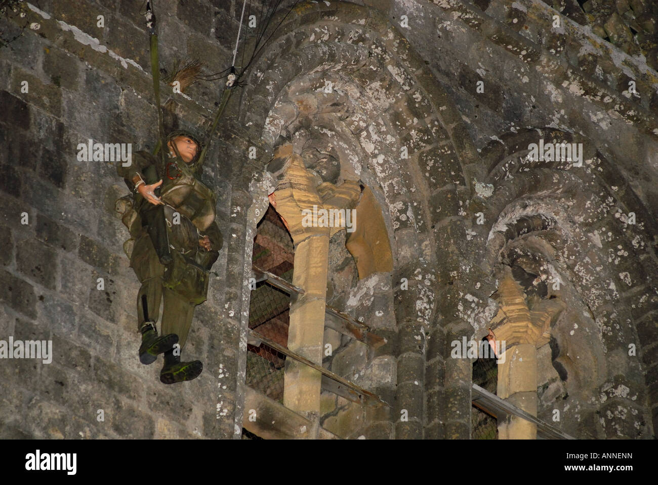 Modello di noi paracadutista appesa a dispetto della chiesa in St-Mere-Eglise, Normandia, Francia Foto Stock