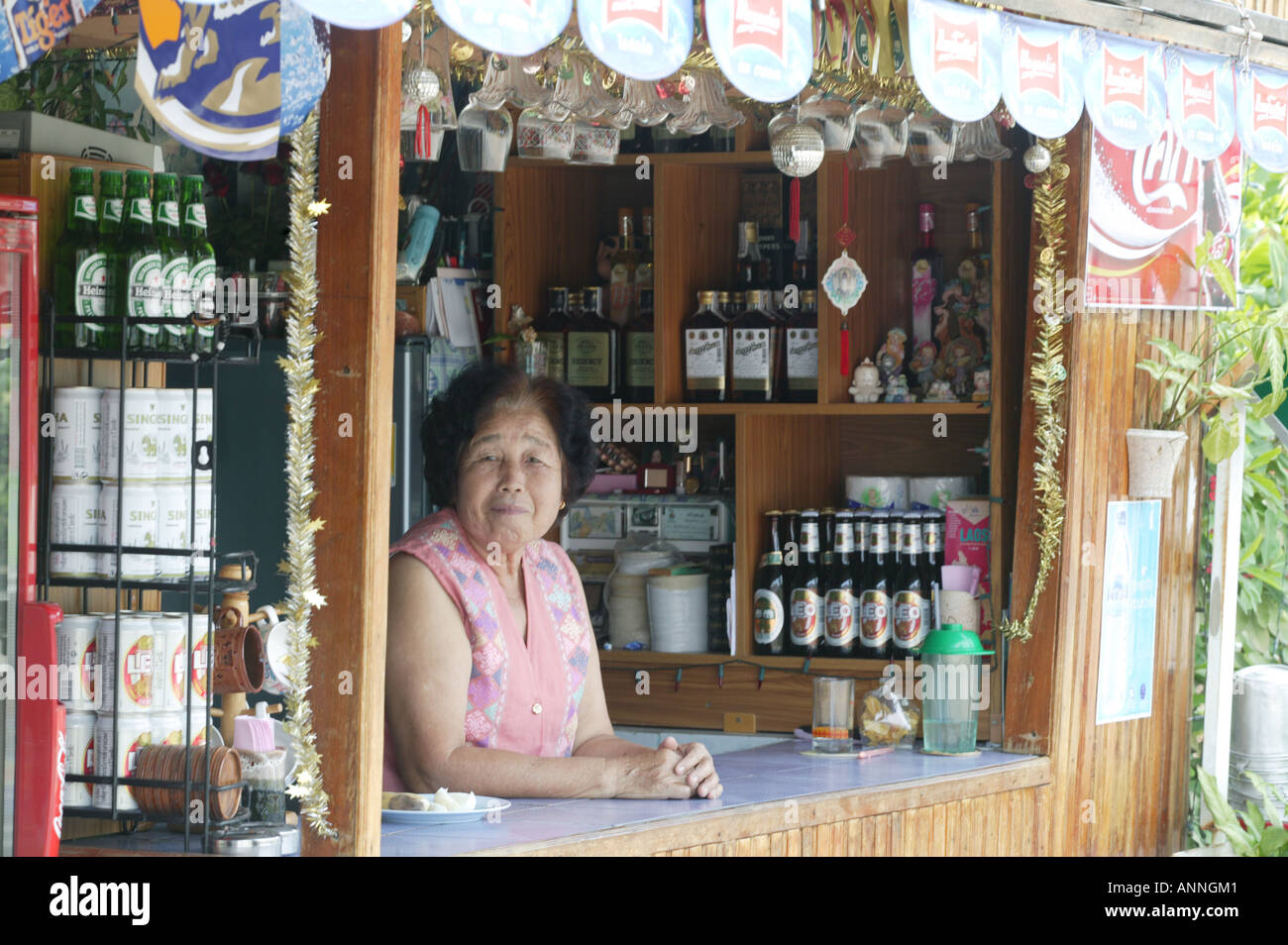 Donna in piedi pronti a servire bibite rinfrescanti presso il bancone di un coffee shop in Chiang Khong Foto Stock