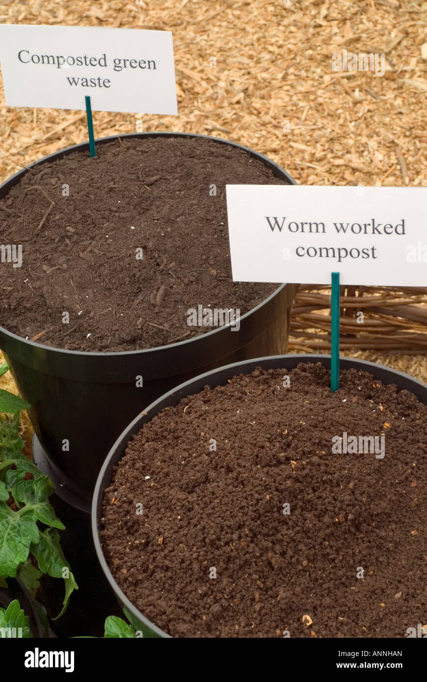 Tipi di Giardinaggio organico compost: Worm-lavorato e compostaggio dei rifiuti verdi in secchi con segni di etichette riducendo in concime organico Foto Stock