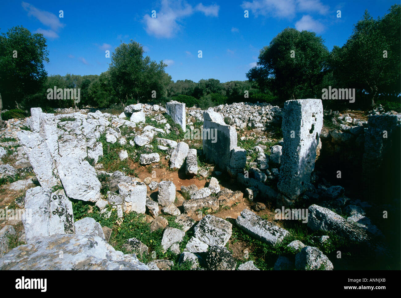 L'interno Taula Del nord a Son Catlar Menorca s il più grande insediamento megalitico risalente intorno al 1800 A.C. e occupato a destra fino al Medioevo Foto Stock