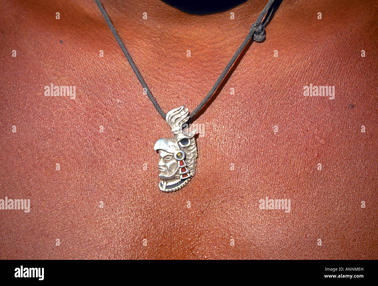 Realizzato localmente collana in argento su una spiaggia dalla pettinatrice lungo la riva del mare di Cortez Golfo di California, Cabo San Lucas, Messico. Foto Stock