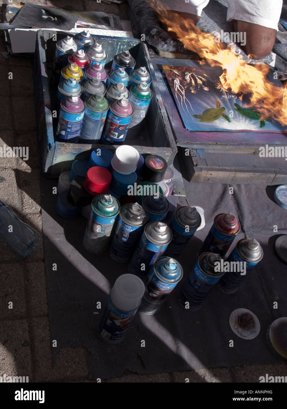 L'artista utilizza il fuoco per finire la pittura per i turisti Foto Stock