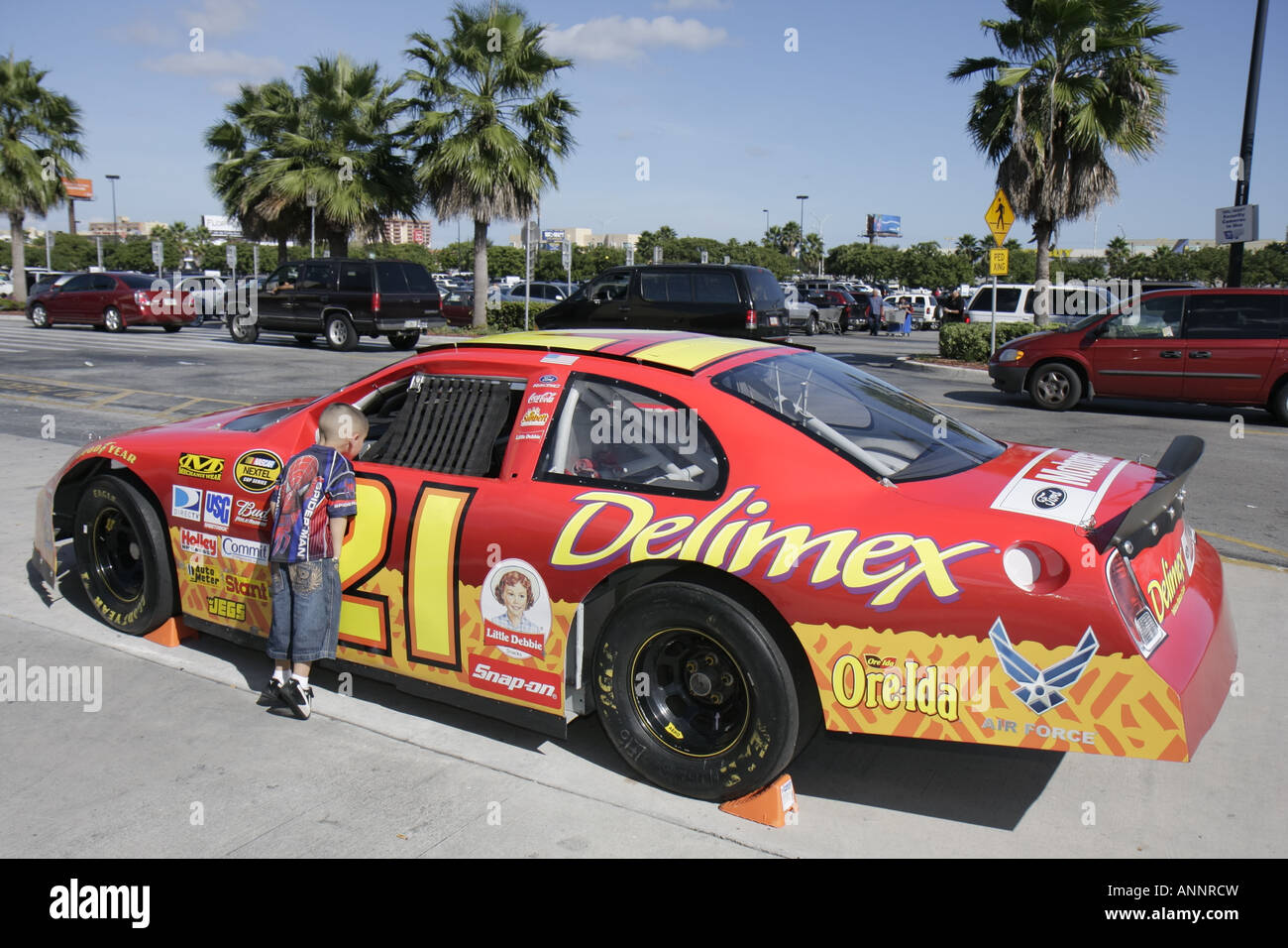 Miami Florida,Hialeah,Walmart,parcheggio,parcheggio,parcheggio,parcheggio,NASCAR,prodotto,speciale,competizione,Delimex cucina messicana,Bill Elliot,corse,bo Foto Stock