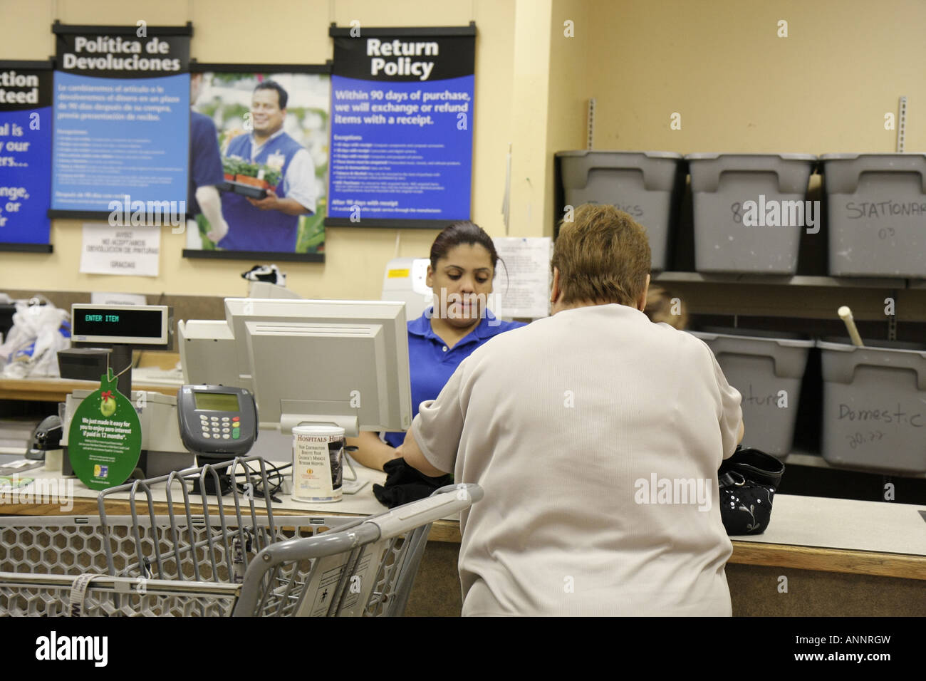 Miami Florida,Hialeah,Walmart,customer service desk,Return policy posted,shopping shopper shopper shopping shop negozi mercato mercati mercato di acquisto sellin Foto Stock