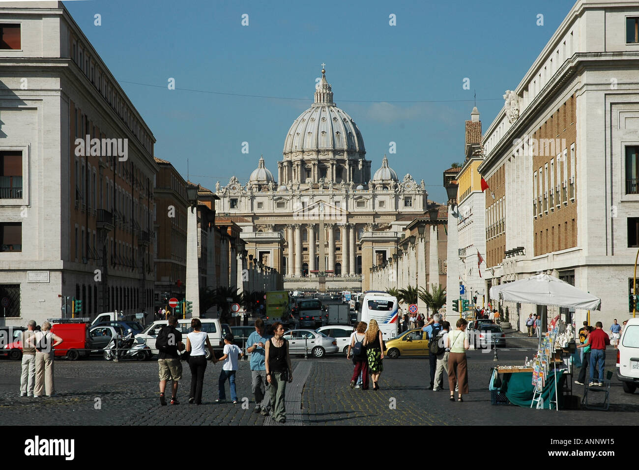 La basilica di San Pietro a Roma vista da via della conciliazone, un approccio costruito da Mussolini Foto Stock