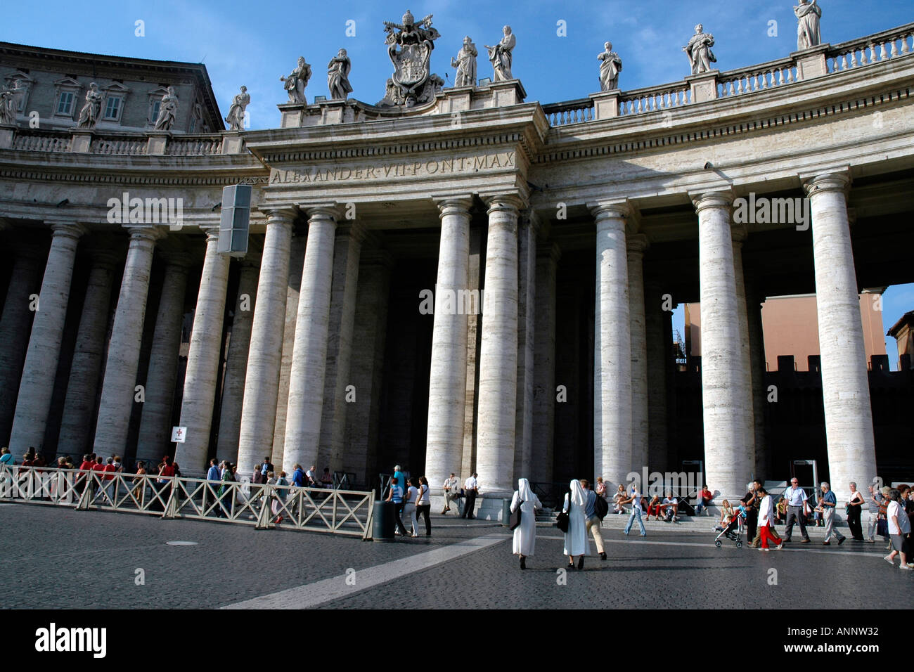 La piazza ellittica di Piazza San Pietro a Roma il suo colonnati e colonne progettata da Gian Lorenzo Bernini Foto Stock